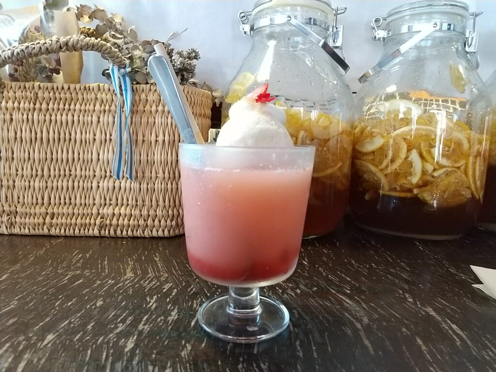 コマグラカフェいちごのクリームソーダ